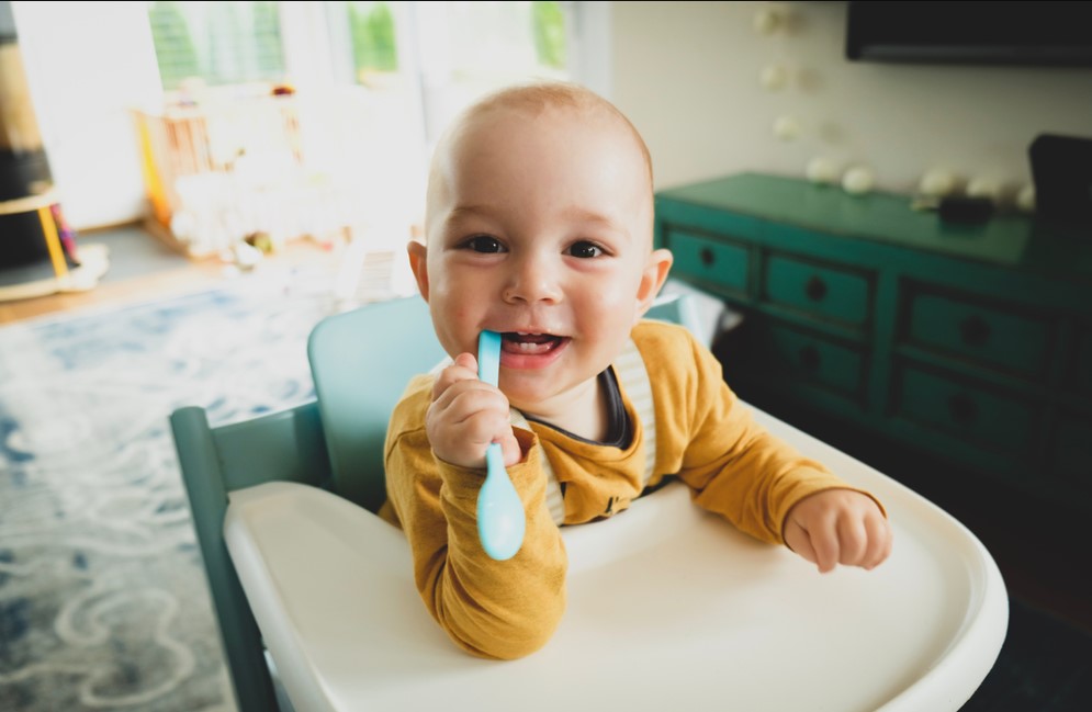 10 Essential Items When Starting Solid Foods - Hey, Milestone